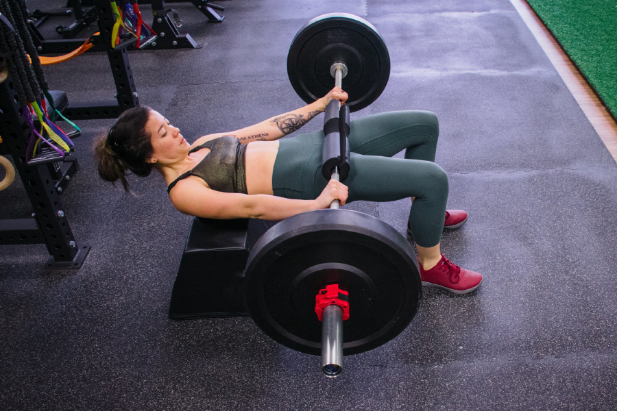 Barbell Hip Thrust with Bench - Muscle & Fitness